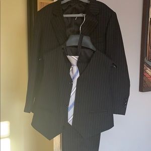 Kids suits jacket, vest , tie , pants $20